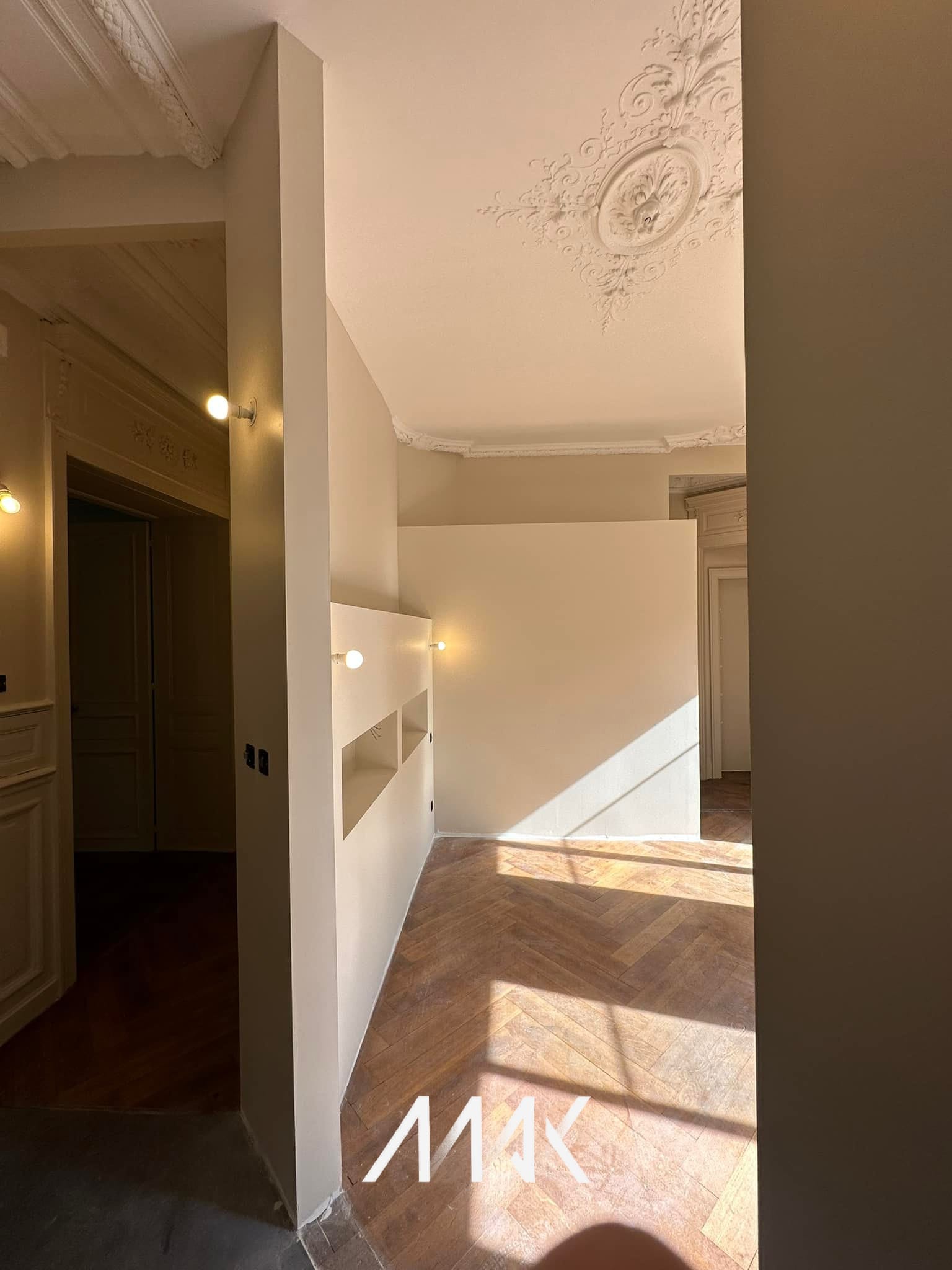 Peinture et finitions dans une chambre