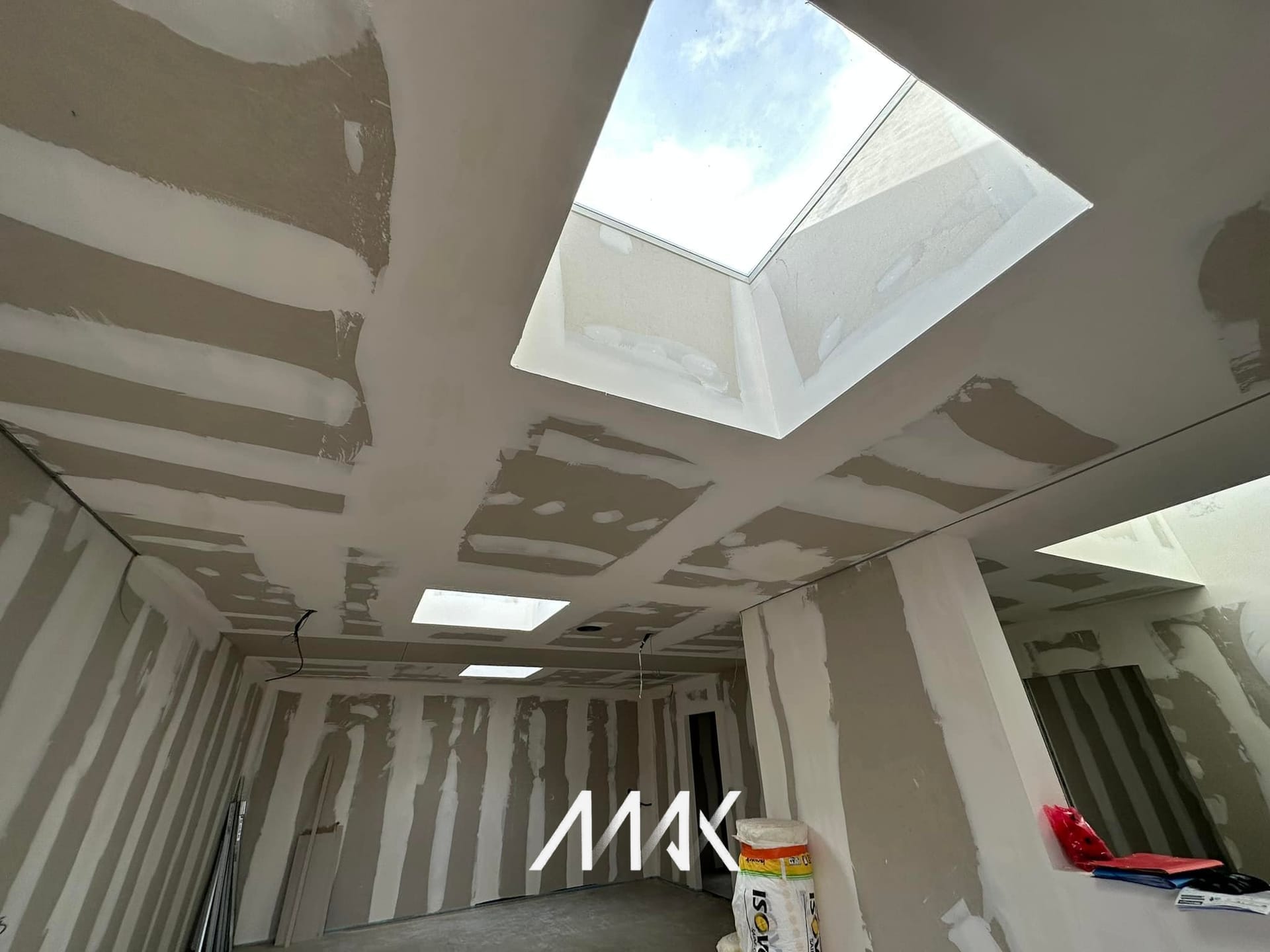 Plafond rénové avec spots intégrés